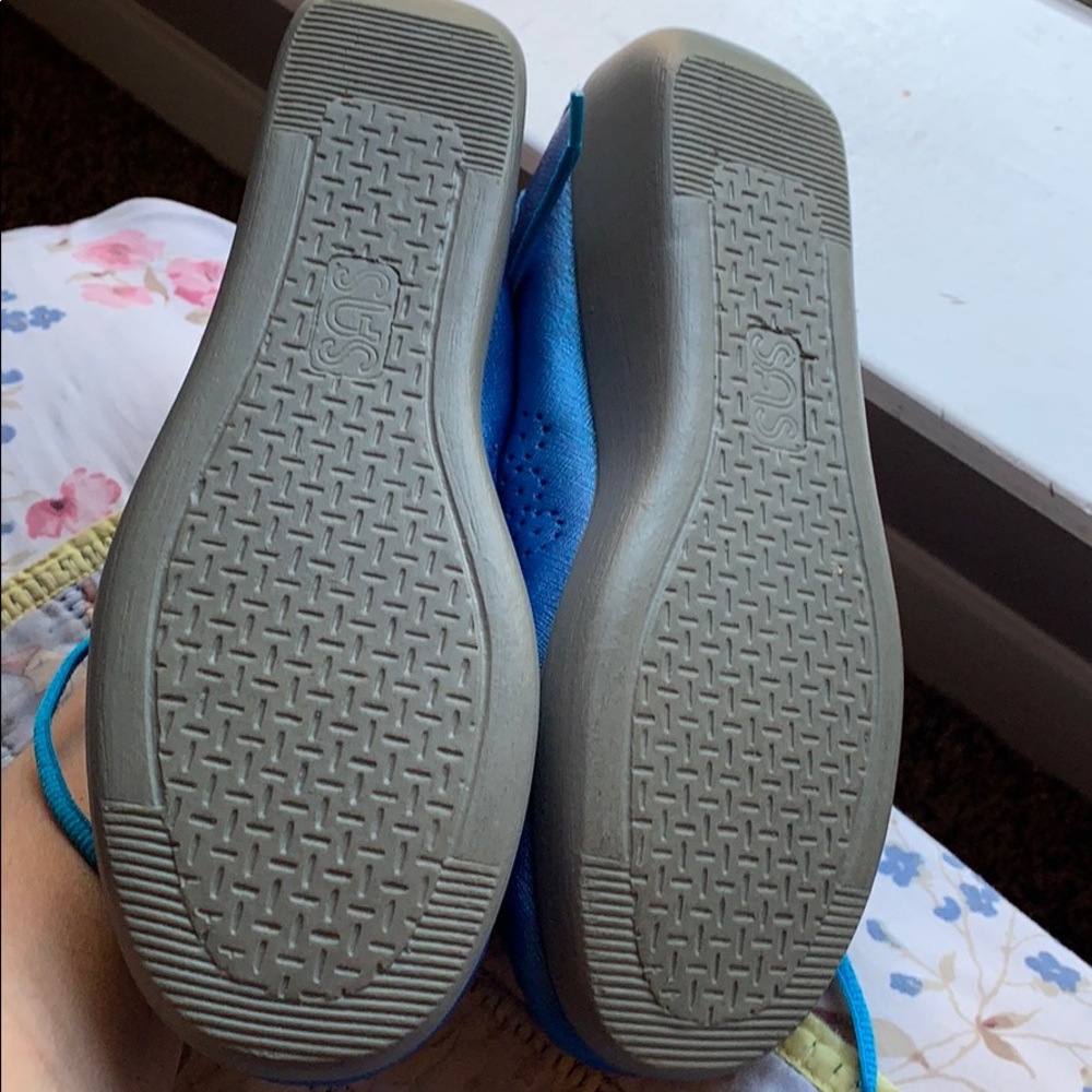 SAS bounce comes with two laces